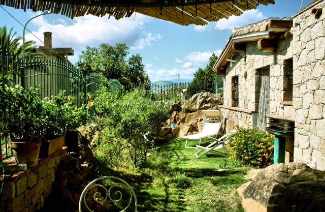 Villino con giardino esclusivo a 200mt dalla spiaggia. Vista mare e montagna.