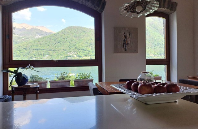 Villa with lake access (VILLA DONATI)