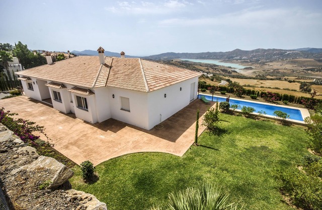 VILLA AVEC VUE SUR LE LAC, PISCINE PRIVÉE ET PARKING À 30 MIN DE LA PLAGE