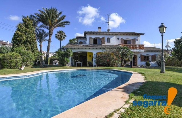 Villa avec grand jardin et piscine, à côté de la plage