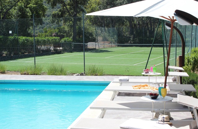 Villa avec piscine, tennis, pingpong, jardin, bbq, à 10 min à pied de la mer