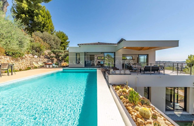 Villa avec vue magnifique mer et collines, plages à 5km, 3 chambres climatisées