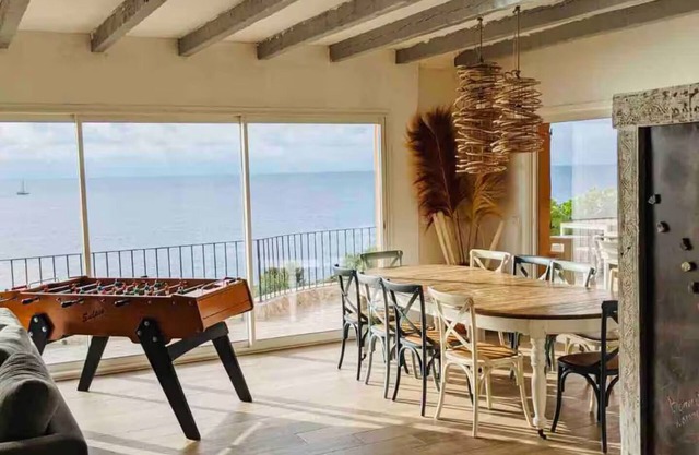Villa vue mer panoramique avec piscine privée et accès crique