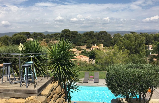 Villa avec piscine et vue imprenable sur les vignobles, plage à 10minutes à pied