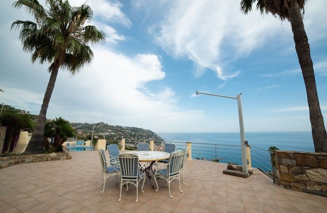 Villa with pool 5 minutes from the beach!