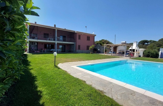 VILLA AVEC PISCINE A QUELQUES KM DE LA MER