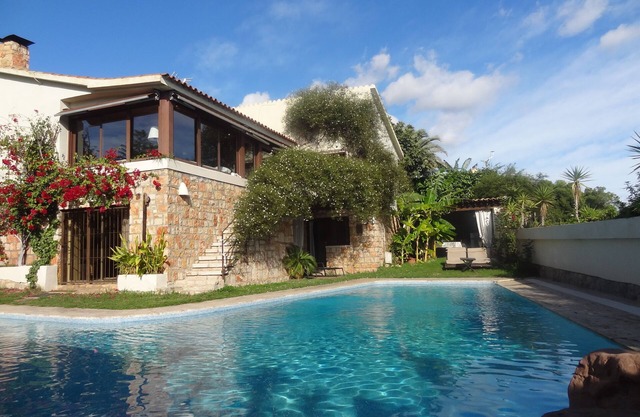Villa avec piscine et jardin privé et barbecue. L'atmosphère élégante