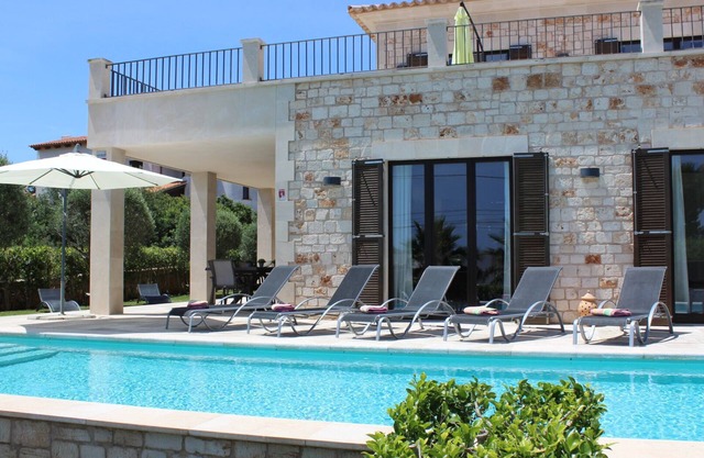 Cala Llombards: Villa neuve avec piscine et vue mer - 200 m de la plage