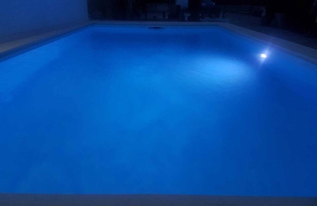 Villa avec piscine + wifi gratuit dans une oasis de verdure à quelques pas de la mer.-