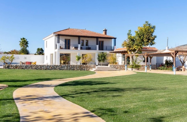 Villa avec piscine, jardin et 6 salles de bains