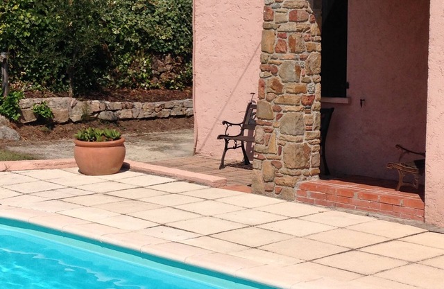 Villa avec Piscine au centre du village typique de Sari