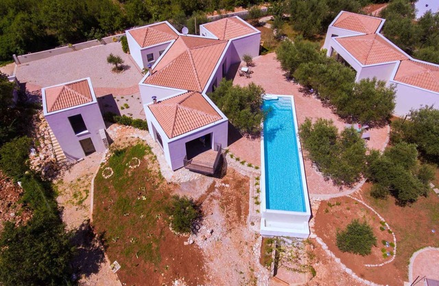 Villa avec piscine dans un environnement naturel authentique