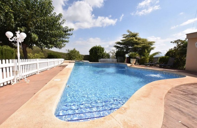 Villa avec piscine, jacuzzi, Wi-Fi gratuit et barbecue à 40 minutes de la plage