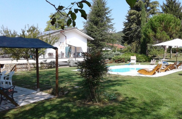 villa avec piscine près de 5 Terre, chambres indépendantes, grand parc