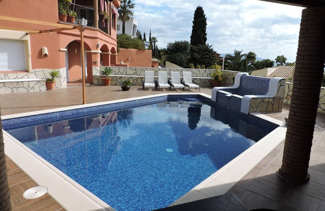 VILLA AVEC PISCINE SUR LA CÔTE TROPICALE