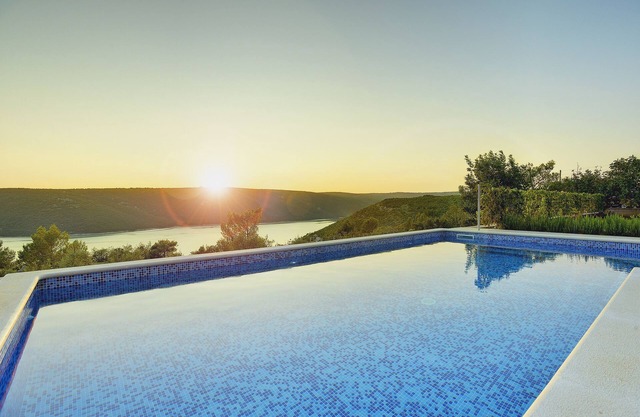 Villa avec piscine, à seulement 1 km de la plage; vue fantastique