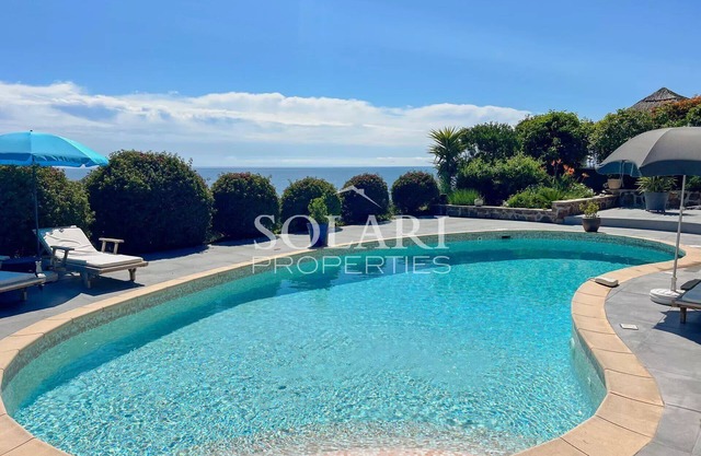 Villa with pool, walking distance to beaches