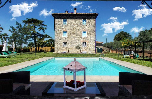 Ancien et grand manoir à 1 km du village de Fratta Santa Caterina et à 7 km de la belle Cortona. Idé