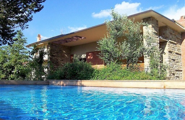 Villa avec piscine privée et climatisation.