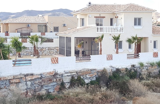 VILLA avec piscine privée, à 35 km des plages, vue montagne, WIFI