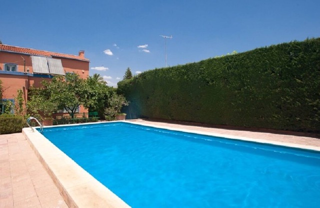 Villa avec piscine privée et 1 000 m2 de jardins et orange