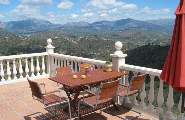 Villa avec piscine privée chauffée et vue magnifique: paix et espace garantis