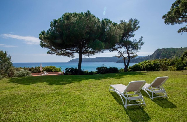 VILLA EXCLUSIVE AU BORD DE MER AVEC ACCÈS PRIVÉ À LA PLAGE