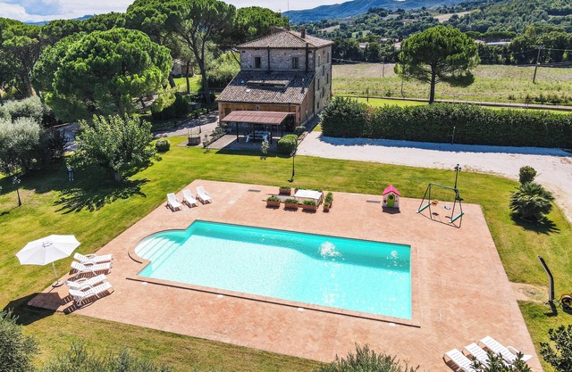 Ferme historique avec piscine et grand jardin à usage exclusif pour 14 personnes