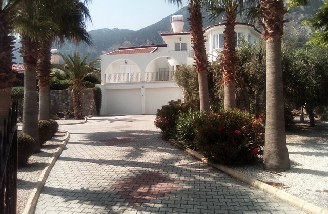 Villa avec piscine privée, vue mer et montagne