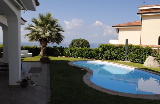 Villa avec terrasse piscine privée avec vue sur la mer, le village et la plage à proximité