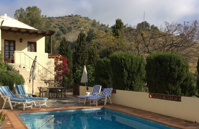 Villa accueillante avec piscine privée et jardin isolé - Vues sur la montagne et la mer