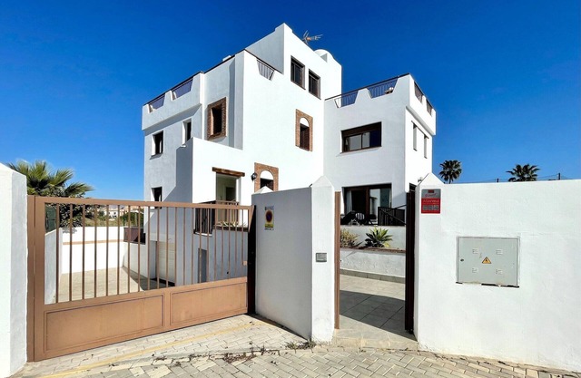 Villa avec piscine privée près de la plage et du golf