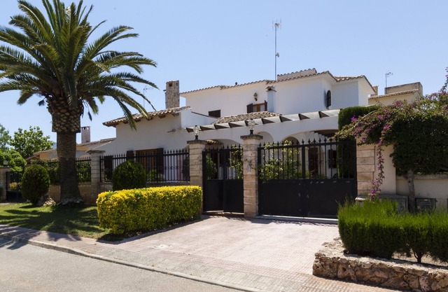 Villa avec piscine privée, terrasses, chill out et à 50 mètres de la mer