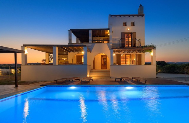 Villa avec piscine privative, jardin, Vues sensationnelles sur la mer et superbe plage de galets