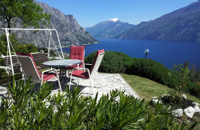 Villa avec piscine et une vue dégagée sur le lac et les montagnes