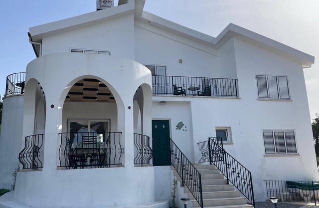 Villa avec piscine privée, situation calme au village, vue sur la mer et la montagne