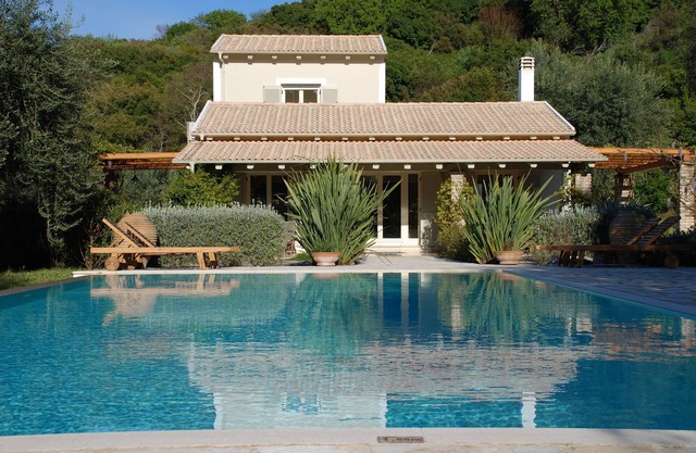 Villa avec piscine privée située dans un grand jardin à Avlaki près de Kassiopi. EOT / MHTE