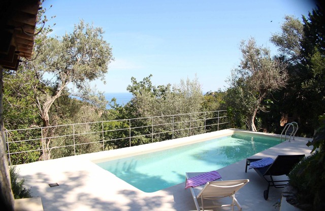 Villa avec piscine privée Village et vue sur la mer.