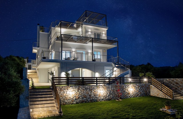 Villa with roof top jakuzzi and a spectacular panoramic view 650m from the beach