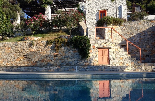 Villa avec piscine d'eau salée et une plage privée dans un endroit calme fantastique