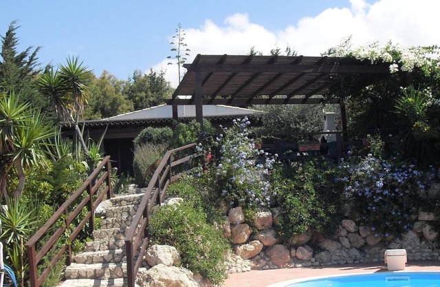 villa with sea view, garden, terraces, barbecue ............................
