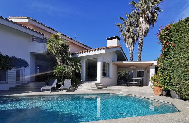 Villa with standing/pool, 5-star holiday rental, close to the sea and Spain.