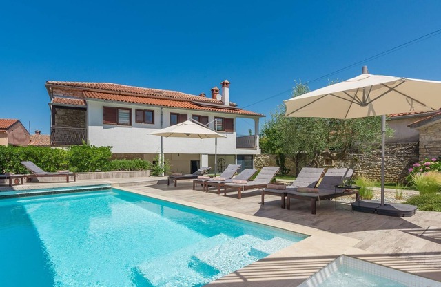 Villa avec piscine pouvant accueillir jusqu'à 10 pax située à Rovinjsko Selo