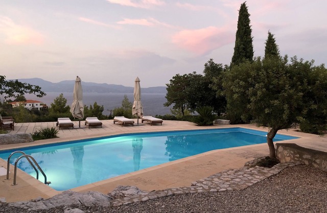 Villa avec piscine et terrain de tennis / basket