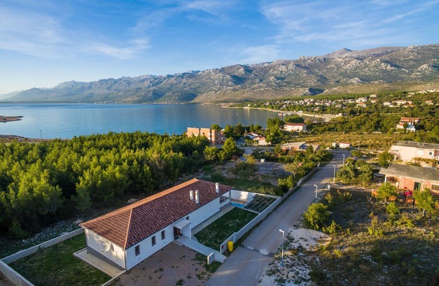 Villa avec piscine près de la plage