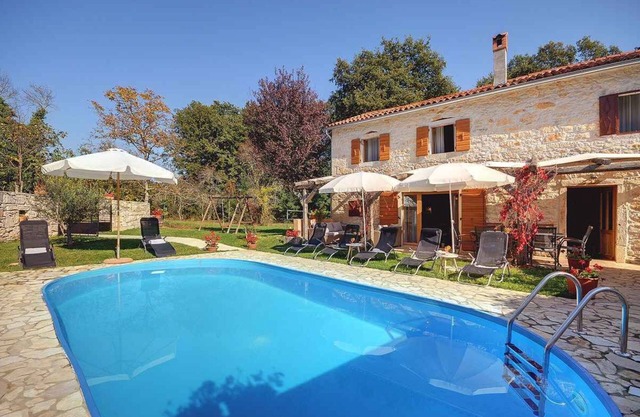 Villa avec piscine et aire de jeux pour enfants