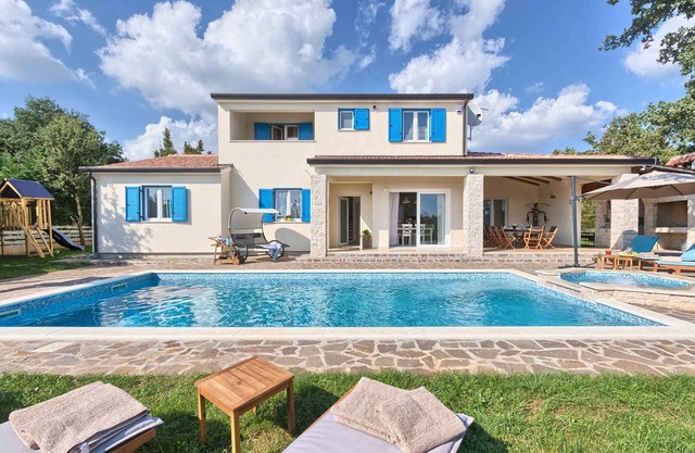 Villa avec piscine, sauna et aire de jeux