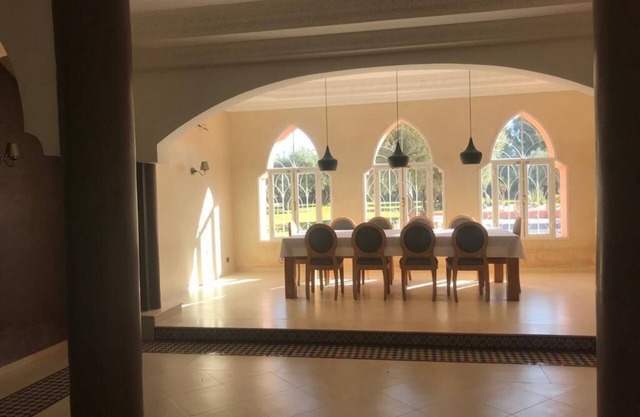 VILLA AVEC PISCINE DE 650 M2 SUR 1 HECTARE AVEC PERSONNEL