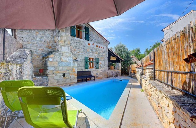 Villa avec terrasse et piscine