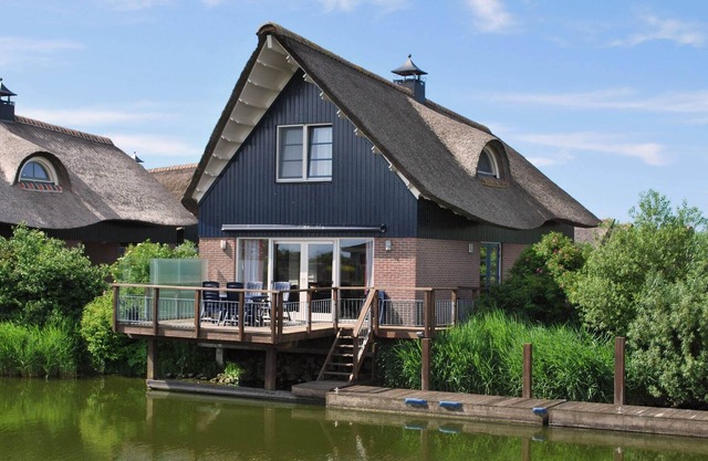 Villa avec terrasse sur l'eau en Frise